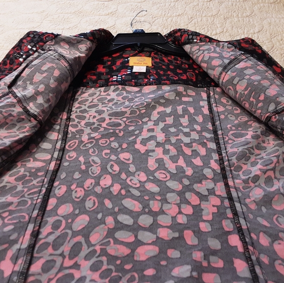 RUBY ROAD BLACK AND RUBY RED MATALIC ABSTRACT ART JACKET, SIZE MEDIUM - Picture 7 of 16